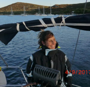 Unsere Segellehrerin Janina auf Törn in Kroatien. Als Skipperin macht sie Familienfahrten und Spaß Segeltörns am Mittelmeer.