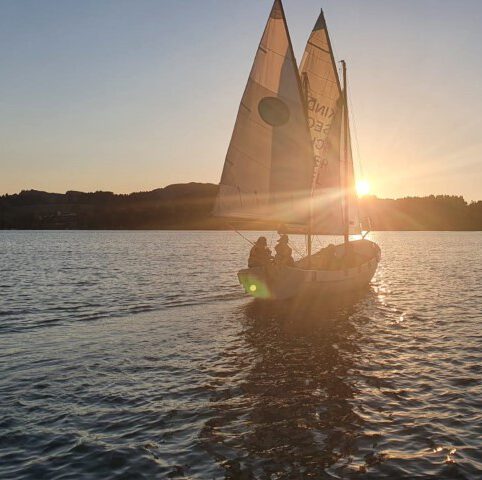 Unsere Mitsegler auf dem Zweimaster Edellweiß segeln in den Sonnenuntergang