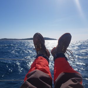 Füße hochlegen und die Seele baumeln lassen und dabei das blaue Wasser genießen beim Segeltörn im Mittelmeer Seemeilen sammlen im SKS, SSS oder SHS Törn