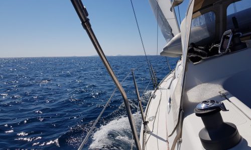 Schnelle Segelyacht und blaues Wasser beim Segeltörn im Mittelmeer Seemeilen sammeln im SKS, SSS oder SHS Törn