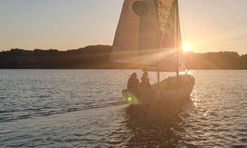 Unsere Mitsegler auf dem Zweimaster Edellweiß segeln in den Sonnenuntergang