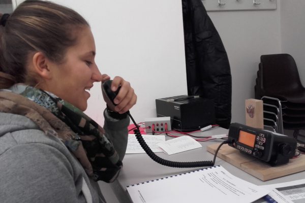 Beim Funkkurs zum UBI, SRC und LRC lernt unsere Auszubildende Eva wie man ein Funkgerät bedient und einen Notruf richtig absetzt oder annimmt.