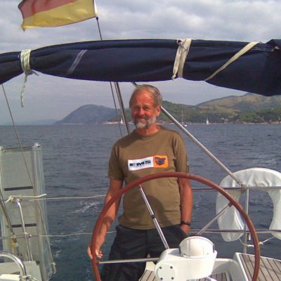 Segellehrer Kay fühlt sich auch auf dem Salzwasser wohl. Beim Segeltörn schöpft er aus vielen Jahren Erfahrung nicht nur am Mittelmeer sondern auch in der Karibik. Er hat die Scheine SBF-Binnen, SBF-See, SKS, SSS und SHS