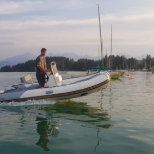 Segellehrer Cornelius fährt Elektro Motorboot im Bojenfeld