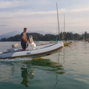 Segellehrer Cornelius fährt Elektro Motorboot im Bojenfeld