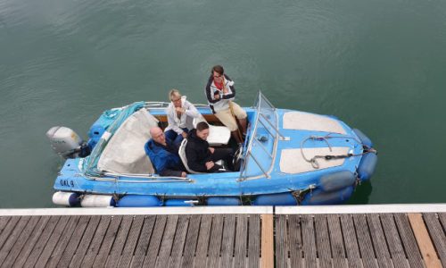 unser Schulungsboot beim Anlegen am Steg der Forggensee Yachtschule