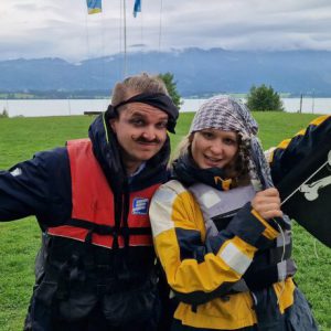 zwei unserer ehrenamtlichen Helfer als Piraten sind bereit zum Ablegen