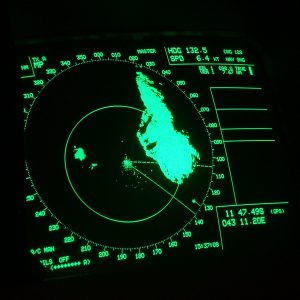 Ein beleuchteter Radarbildschirm verdeutlicht Navigation bei Nacht