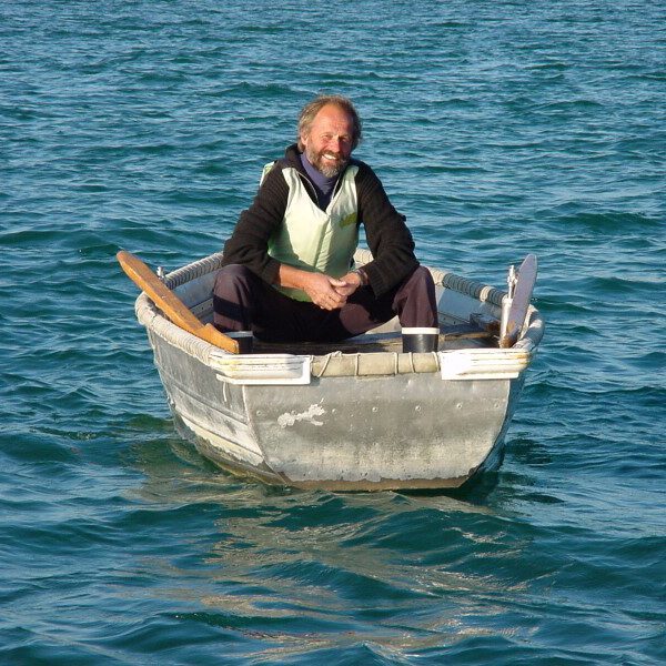 Segellehrer Kay sitzt im Ruderboot und wartet auf seine Schüler