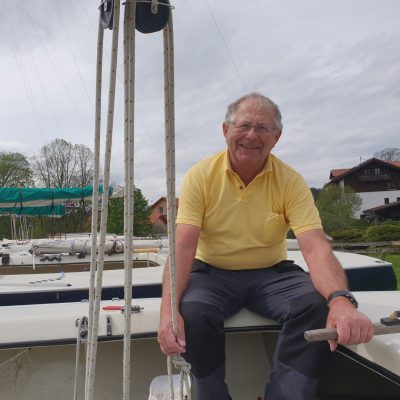 Segellehrer Theo bereitet die Segelboote für die Saison vor und baut auf, repariert und verbessert 