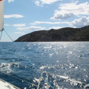 Kielwasser beim Segeltörn mit blauem Meer und Insel in Kroatien