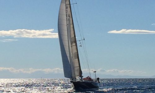 Schnelle Segelyacht und blaues Wasser beim Segeltörn im Mittelmeer Seemeilen sammeln im SKS, SSS oder SHS Törn