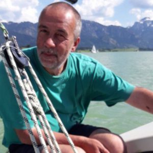 Segellehrer Werner bringt gerne fundiertes Wissen über Segelboote und Traditionssegler bei und segelt auch am Wochenende auf dem Forggensee spazieren. Er hat die Scheine SBF-Binnen, SBF-See und SKS